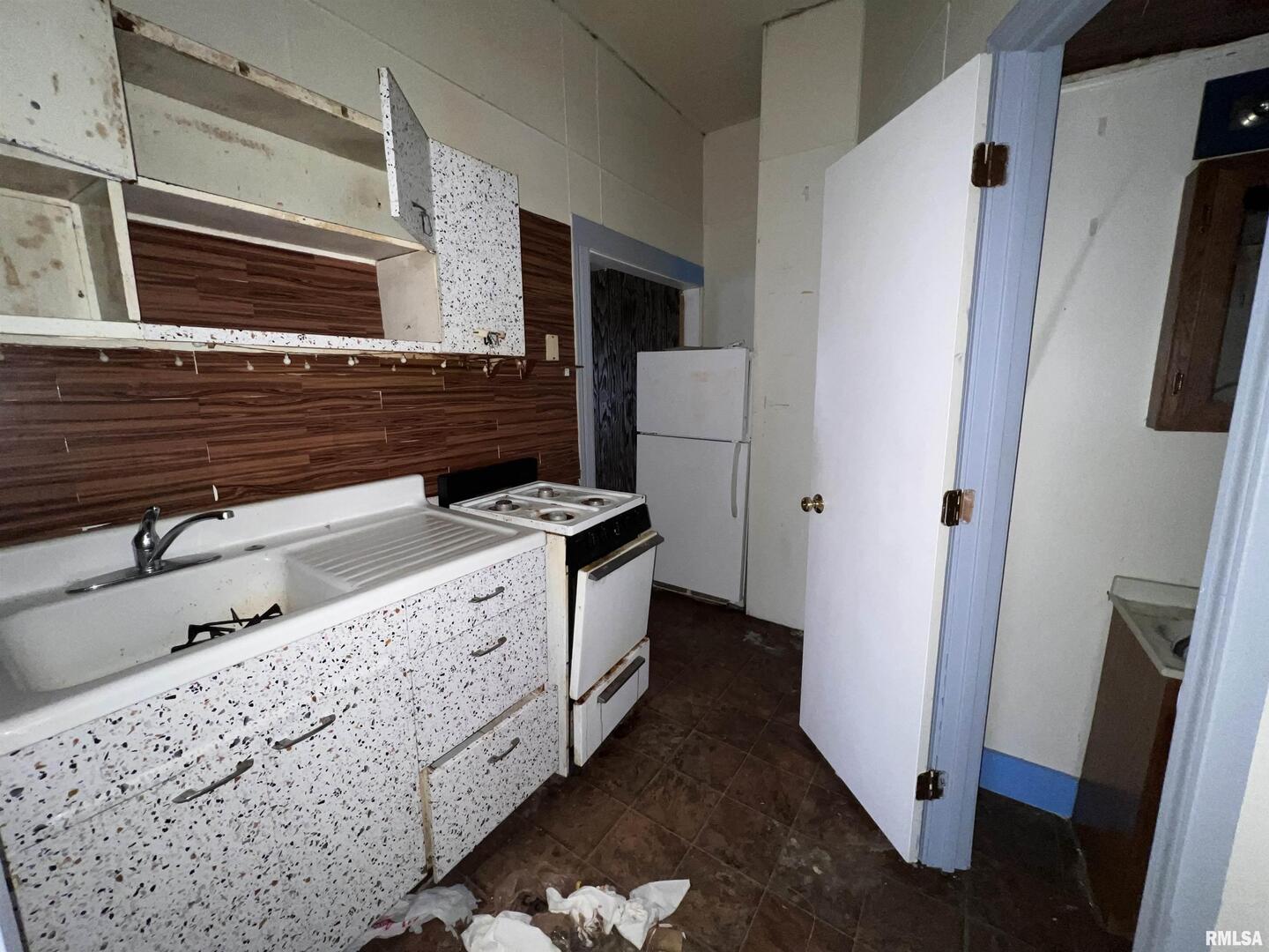 406 South University Avenue Carbondale, IL 62901 - Photo 24 of 36 a kitchen with a refrigerator and a stove top oven