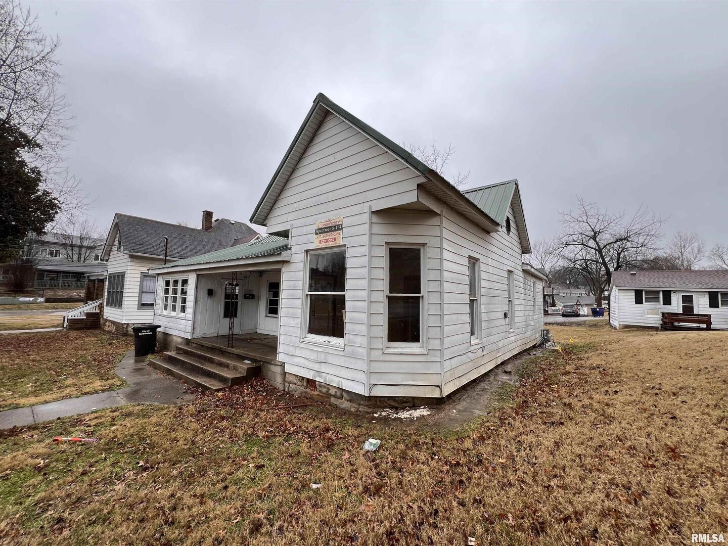 406 South University Avenue Carbondale, IL 62901 - Photo 4 of 36 a view of a house with a yard
