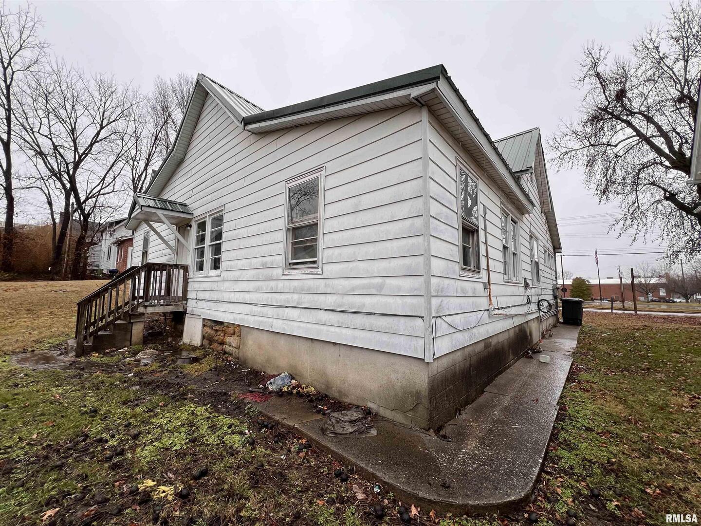 406 South University Avenue Carbondale, IL 62901 - Photo 5 of 36 a view of a house with a yard