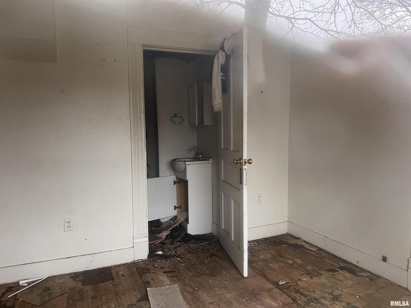 406 South University Avenue Carbondale, IL 62901 - Photo 8 of 36 an empty room with a door