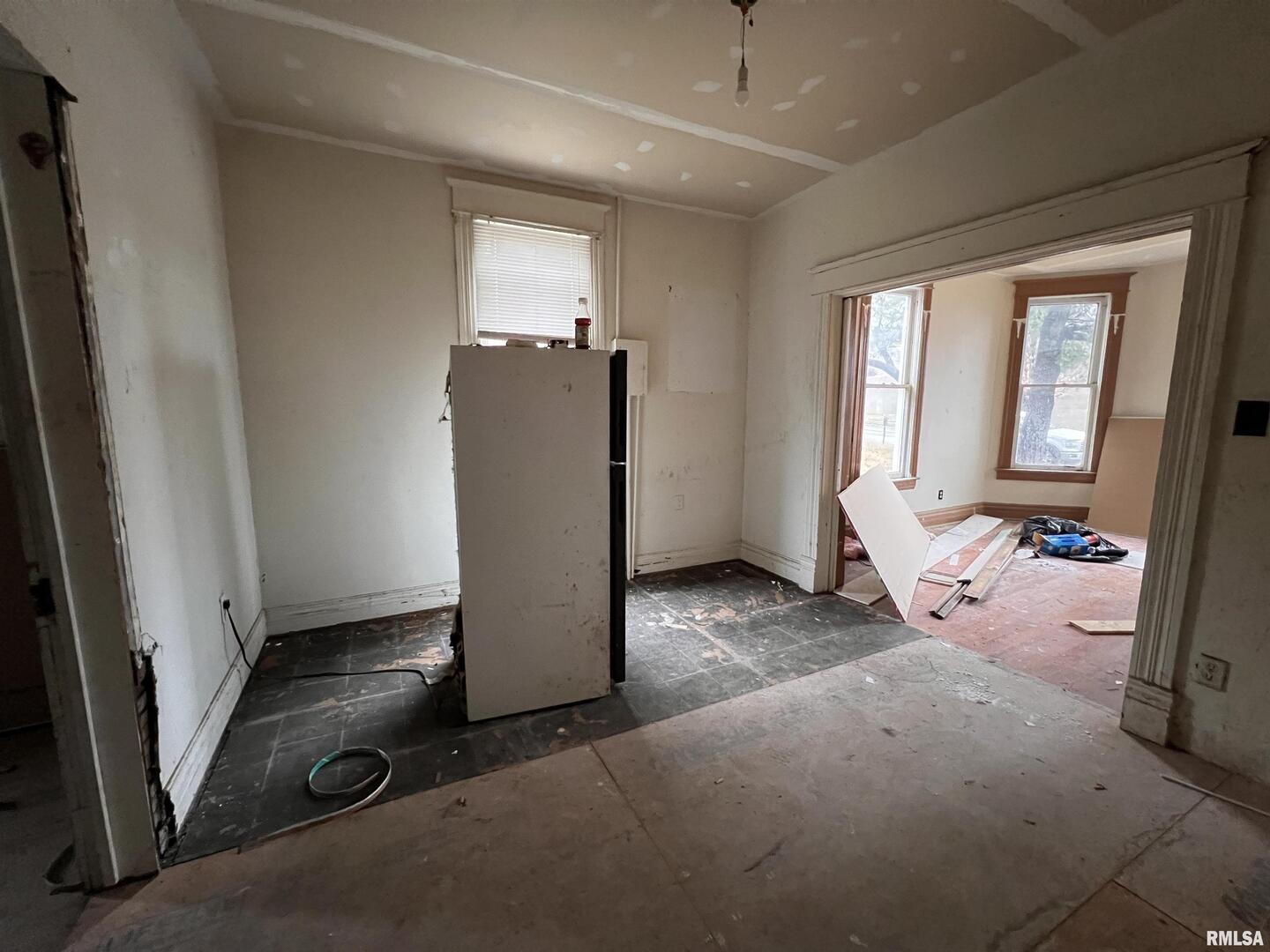 406 South University Avenue Carbondale, IL 62901 - Photo 9 of 36 a view of a storage & utility room with closet window