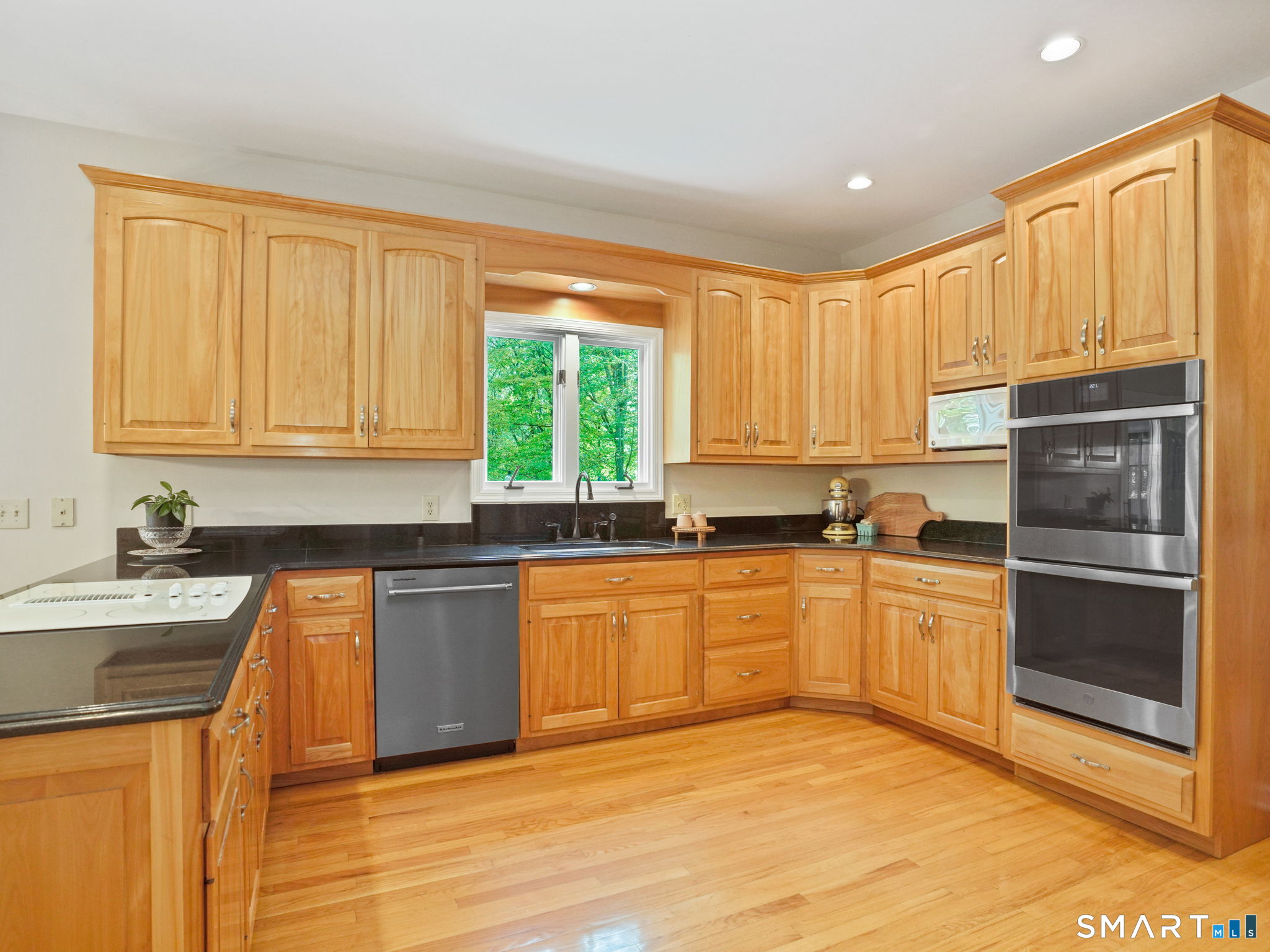 96 Coventry Lane Trumbull, CT 06611 - Photo 11 of 34