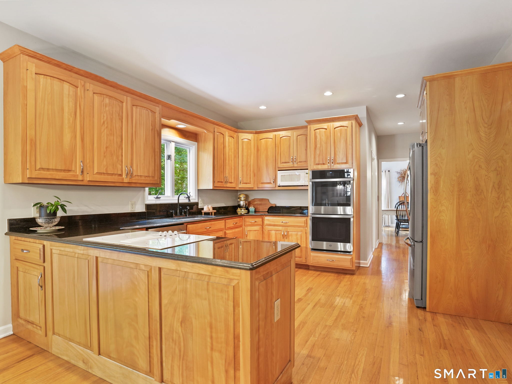 96 Coventry Lane Trumbull, CT 06611 - Photo 12 of 34