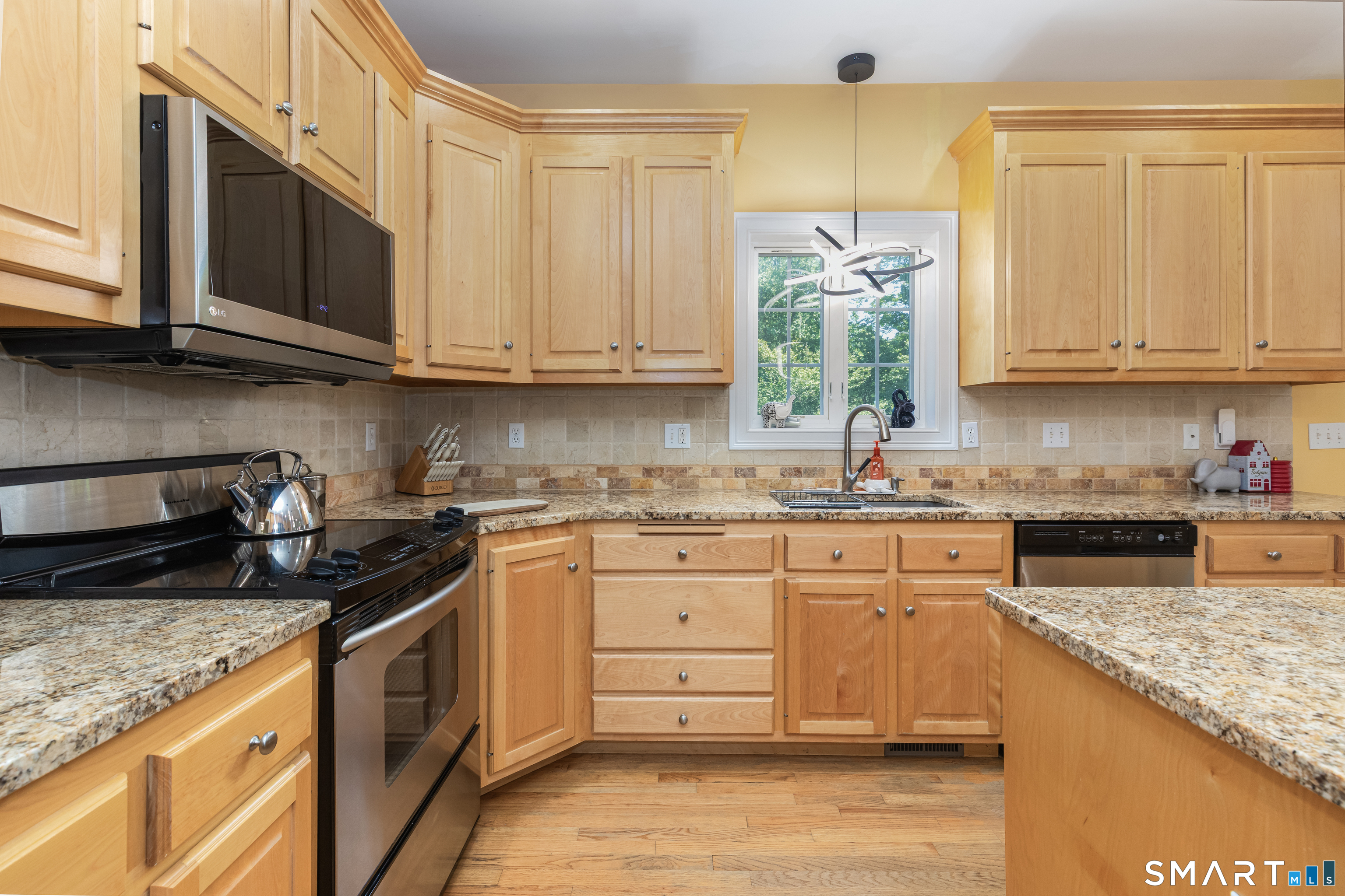 347 Lakeside Road Southbury, CT 06488 - Photo 4 of 28