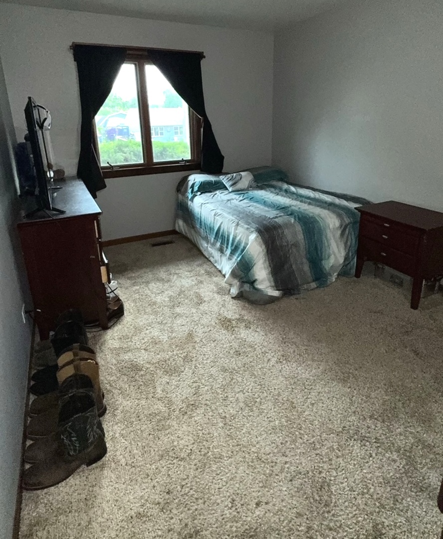 5199 Elmwood Road Oak Forest, IL 60452 - Photo 20 of 30 a bedroom with a bed and a window