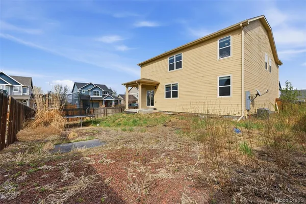 a view of a house with backyard