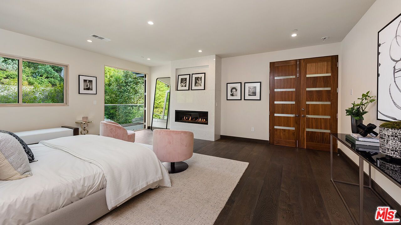 2408 Castle Heights Avenue Los Angeles, CA 90034 - Photo 22 of 28 a spacious bedroom with a bed and a window