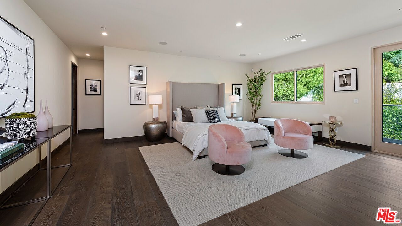 2408 Castle Heights Avenue Los Angeles, CA 90034 - Photo 24 of 28 a bed room with two bed and a couch