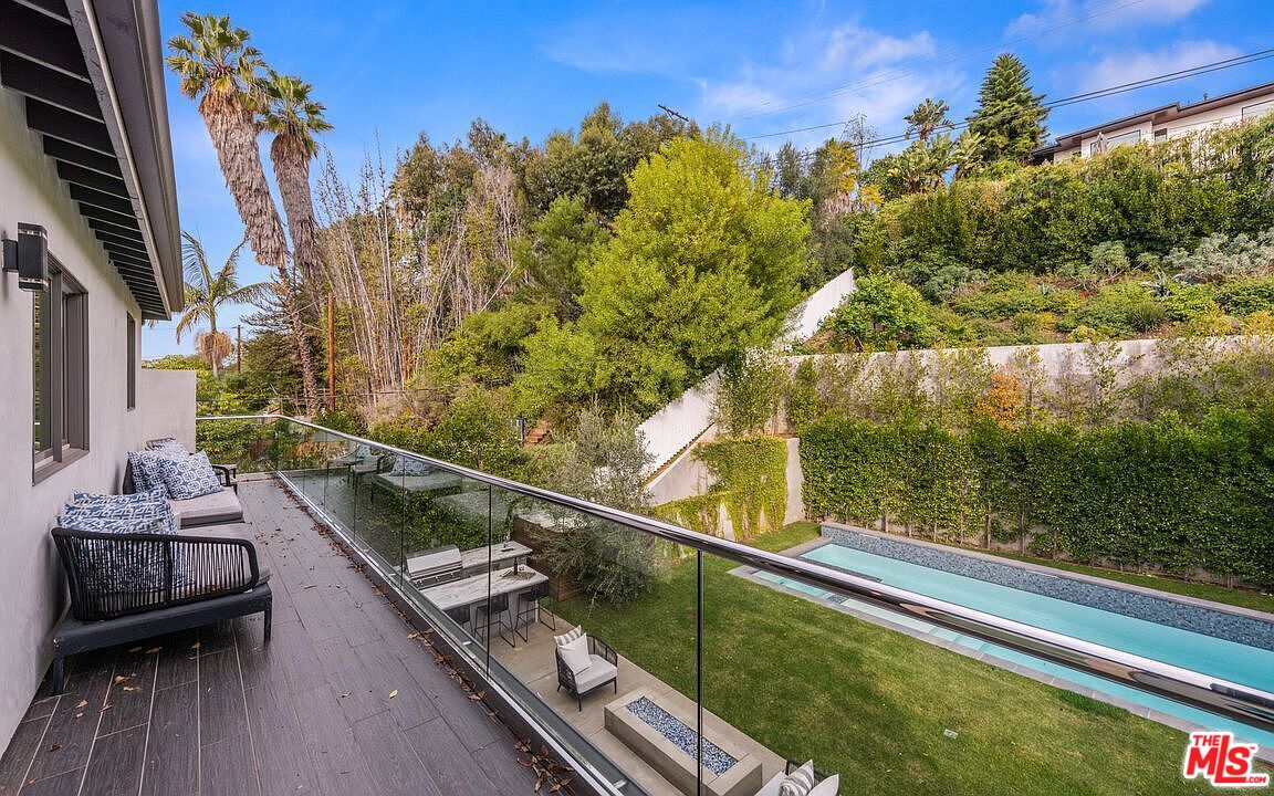 2408 Castle Heights Avenue Los Angeles, CA 90034 - Photo 26 of 28 a view of a balcony with chairs
