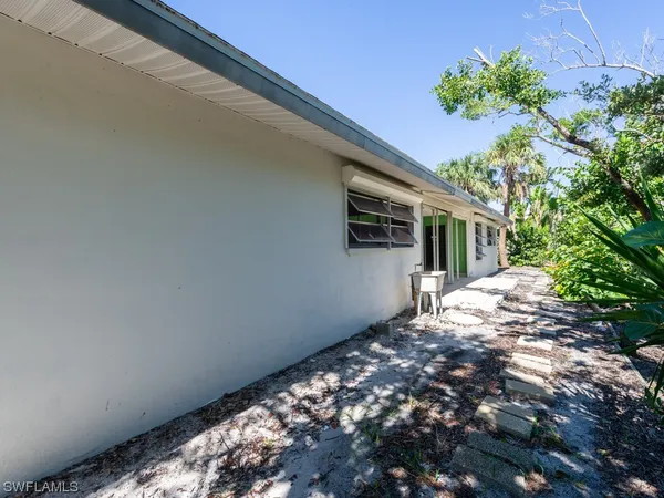 a view of a house with a backyard