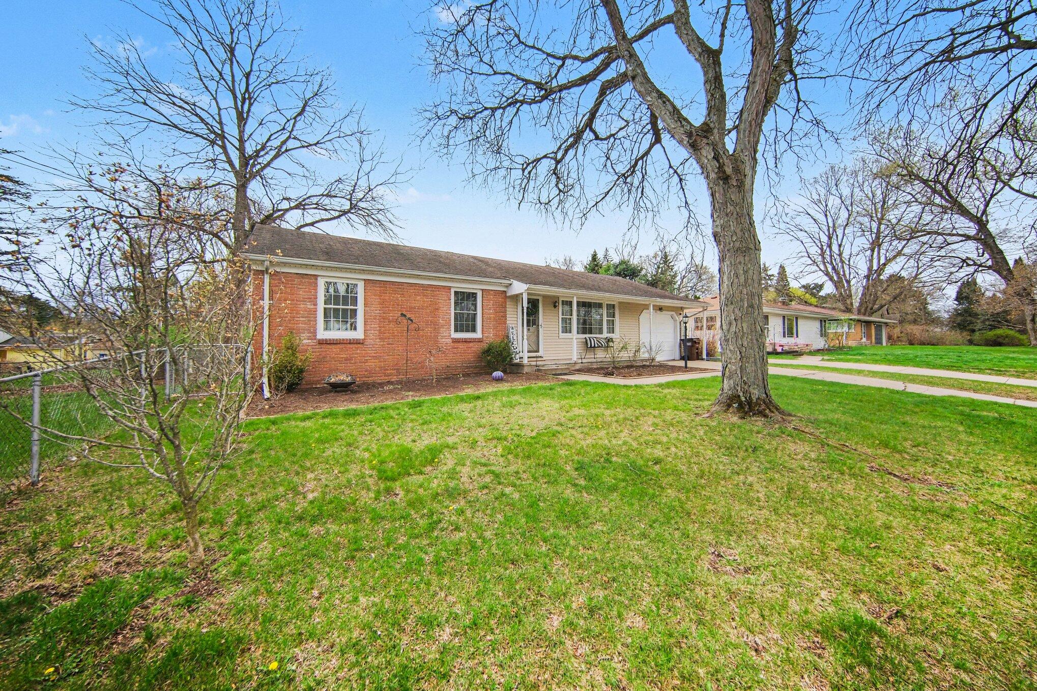 411 Park Road Jackson, MI 49203 - Photo 3 of 37 003_file_5968