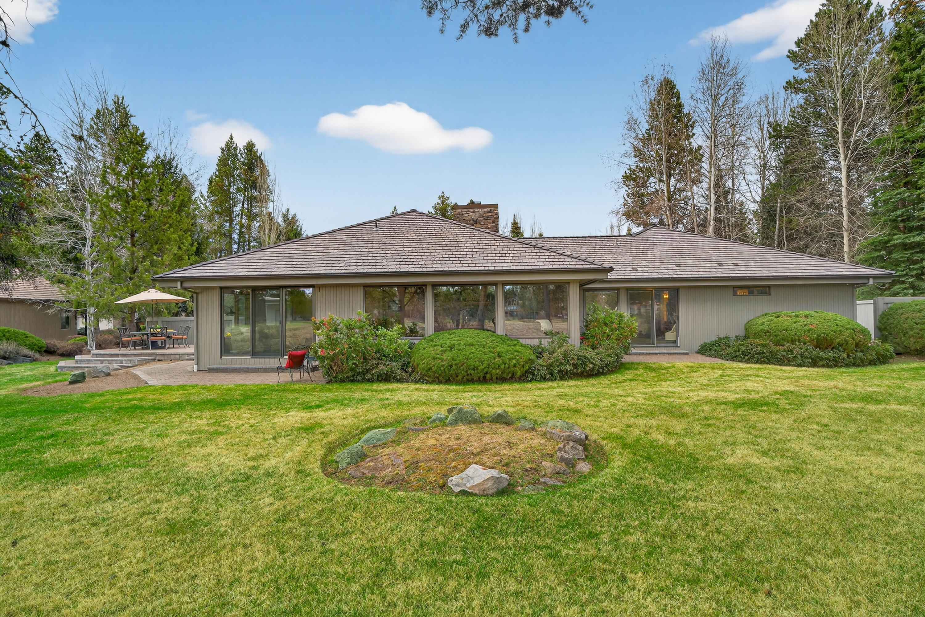 17995 North Course Lane, Unit 8 Sunriver, OR 97707 - Photo 39 of 44 Large grassy back yard
