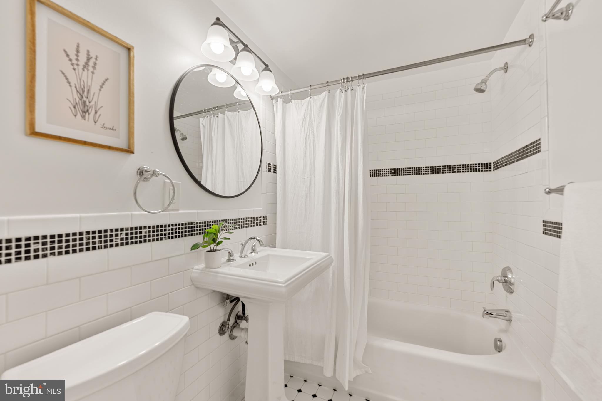 1300 South Arlington Ridge Road, Unit 314 Arlington, VA 22202 - Photo 16 of 31 Bright Full Bathroom