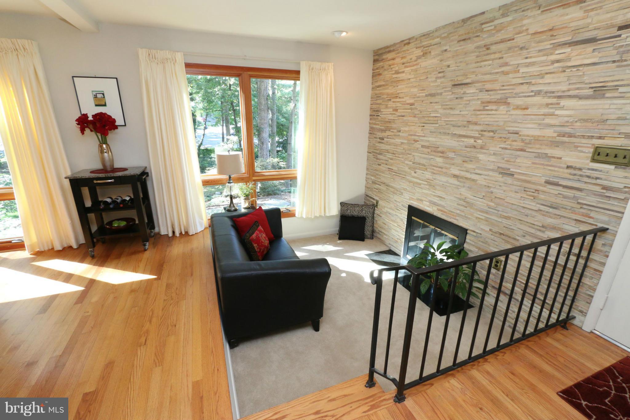 11235 South Shore Road Reston, VA 20190 - Photo 3 of 27 Living Room