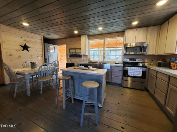 $448,500 | 108 Roan Vw Road, Roan Mountain, TN 37687