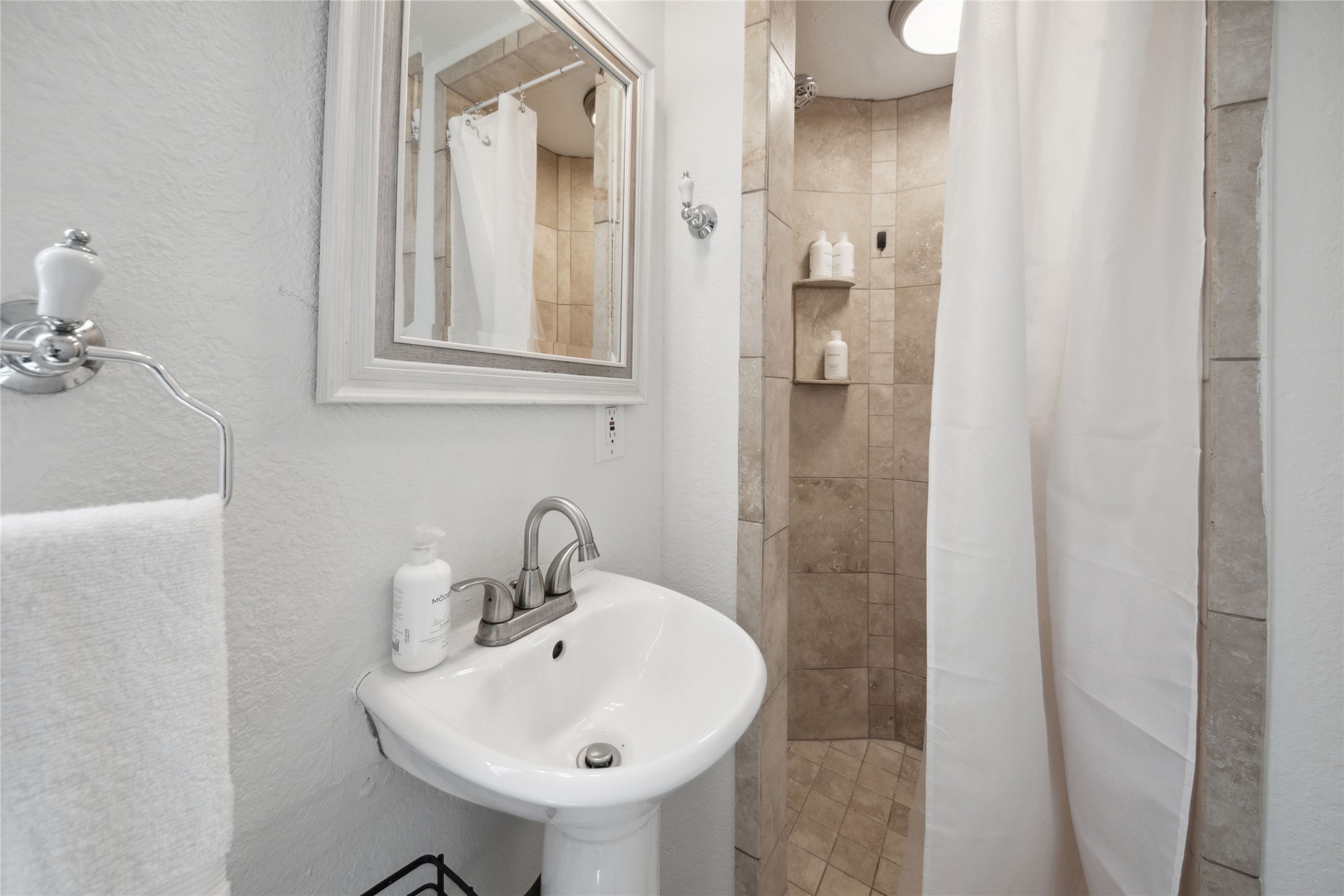 1105 Tulane Street, Unit B Houston, TX 77008 - Photo 21 of 24 a bathroom with a sink a mirror and shower