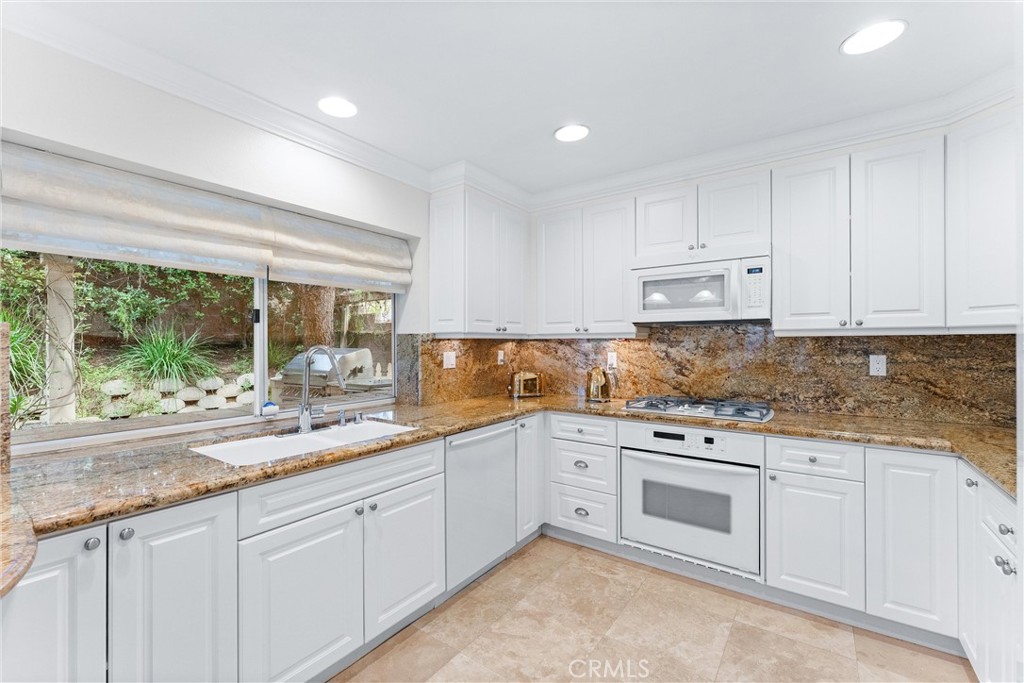 10 Sillero Rancho Santa Margarita, CA 92688 - Photo 16 of 70 Plenty of counter space