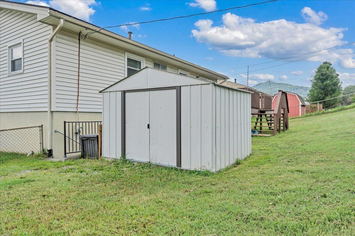 2203 Inge Circle Salem, VA 24153 - Photo 34 of 40 38-MIB00305