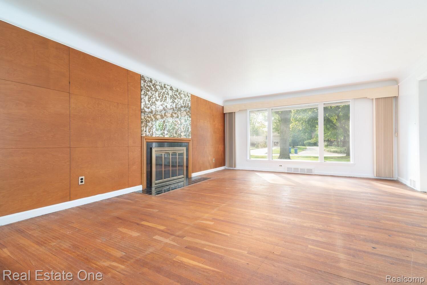536 North Gulley Road Dearborn, MI 48128 - Photo 5 of 31 Living_Room_3_mls.jpg