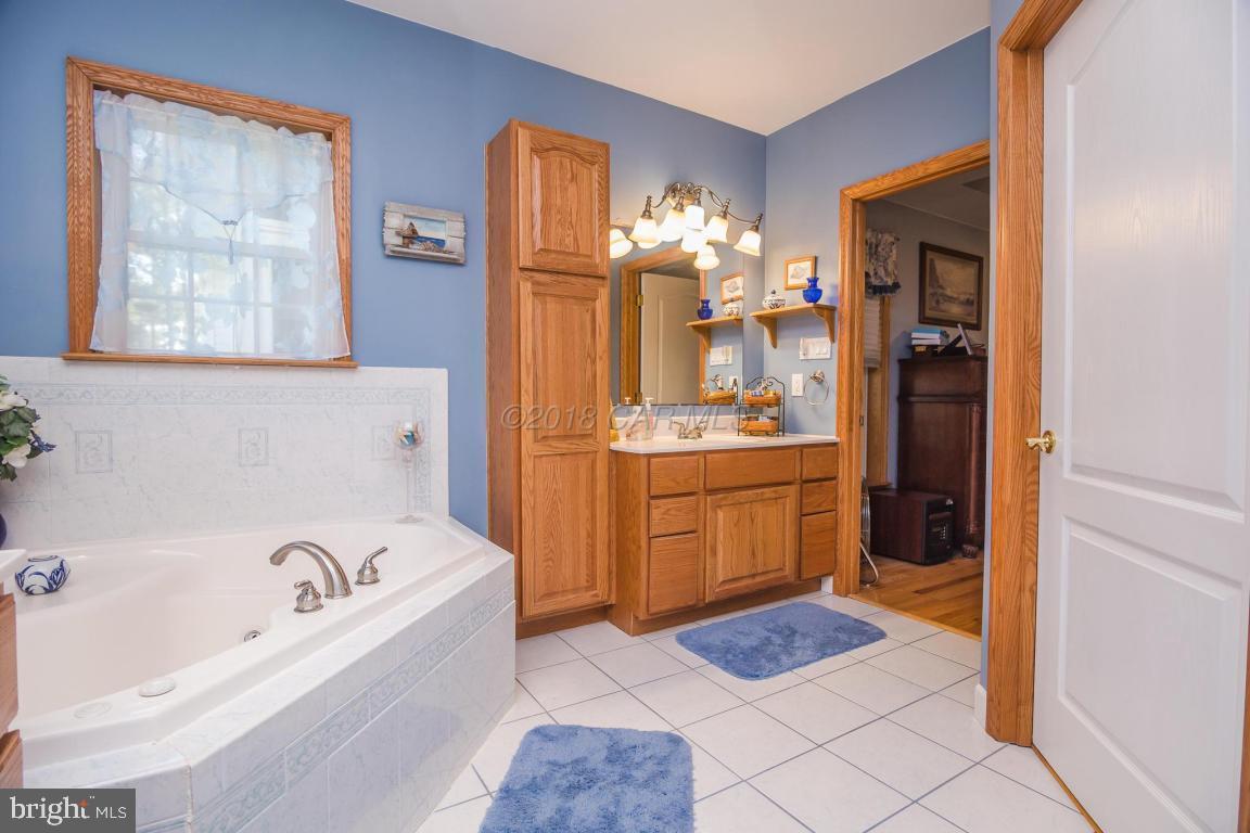 5115 Thomas Long Road Crisfield, MD 21817 - Photo 16 of 44 Master Bathroom