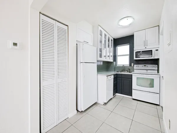 $1,595 | 2238 Monroe Street, Unit 306, Hollywood, FL 33020