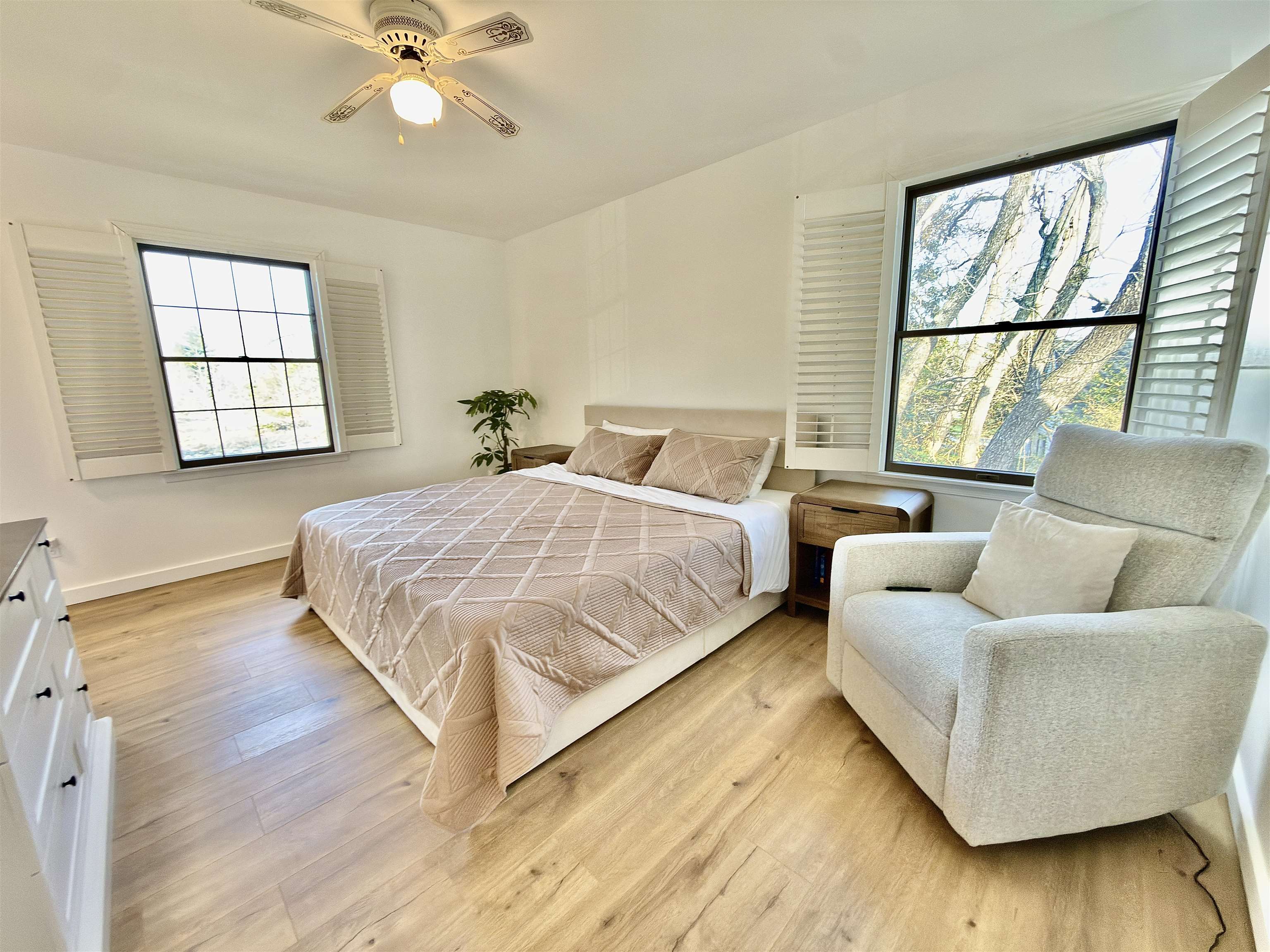 510 Portsmouth Road Cape May, NJ 08204 - Photo 24 of 41 a bedroom with a bed and a couch