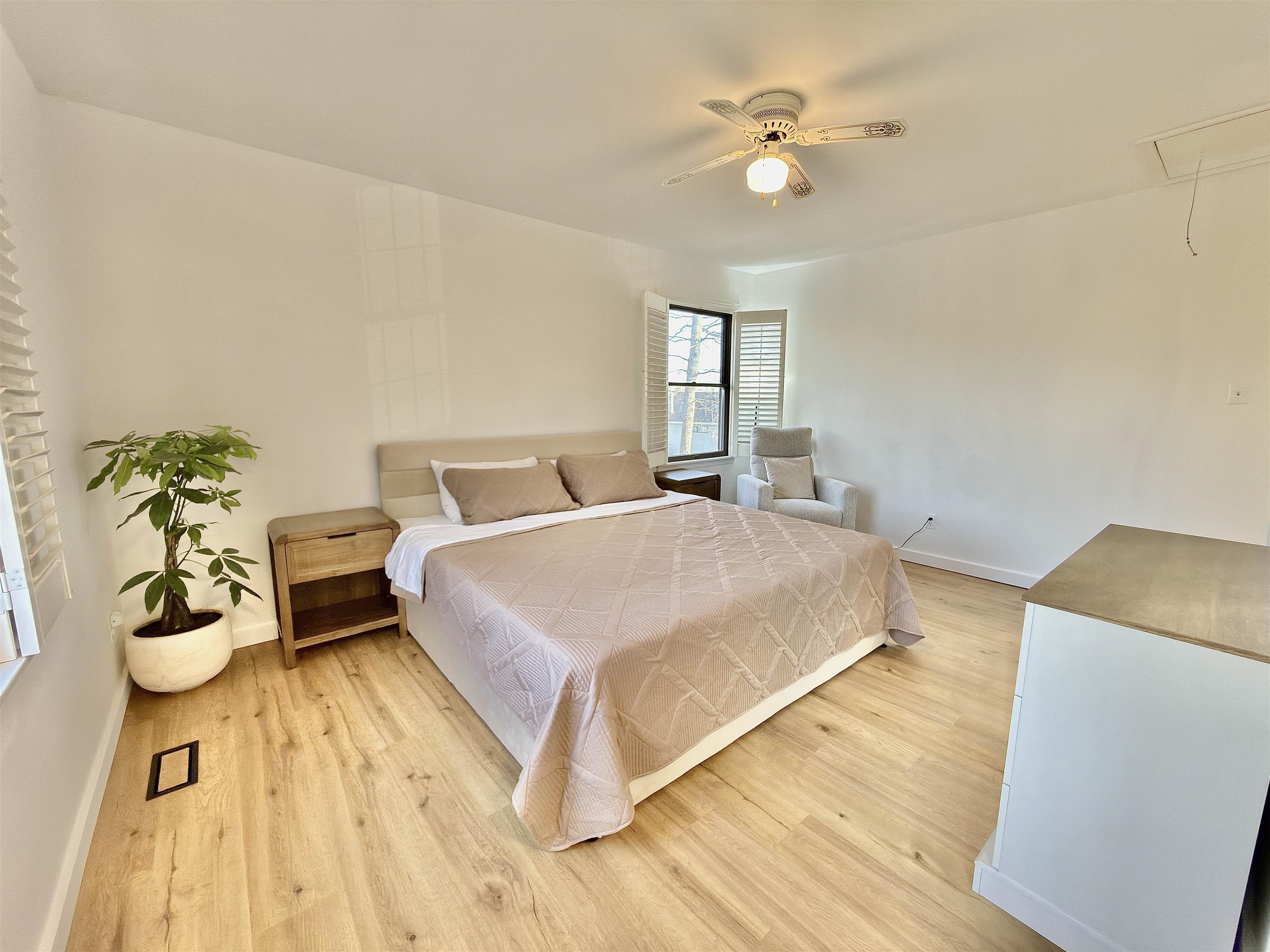 510 Portsmouth Road Cape May, NJ 08204 - Photo 25 of 41 a bedroom with a bed and ceiling fan