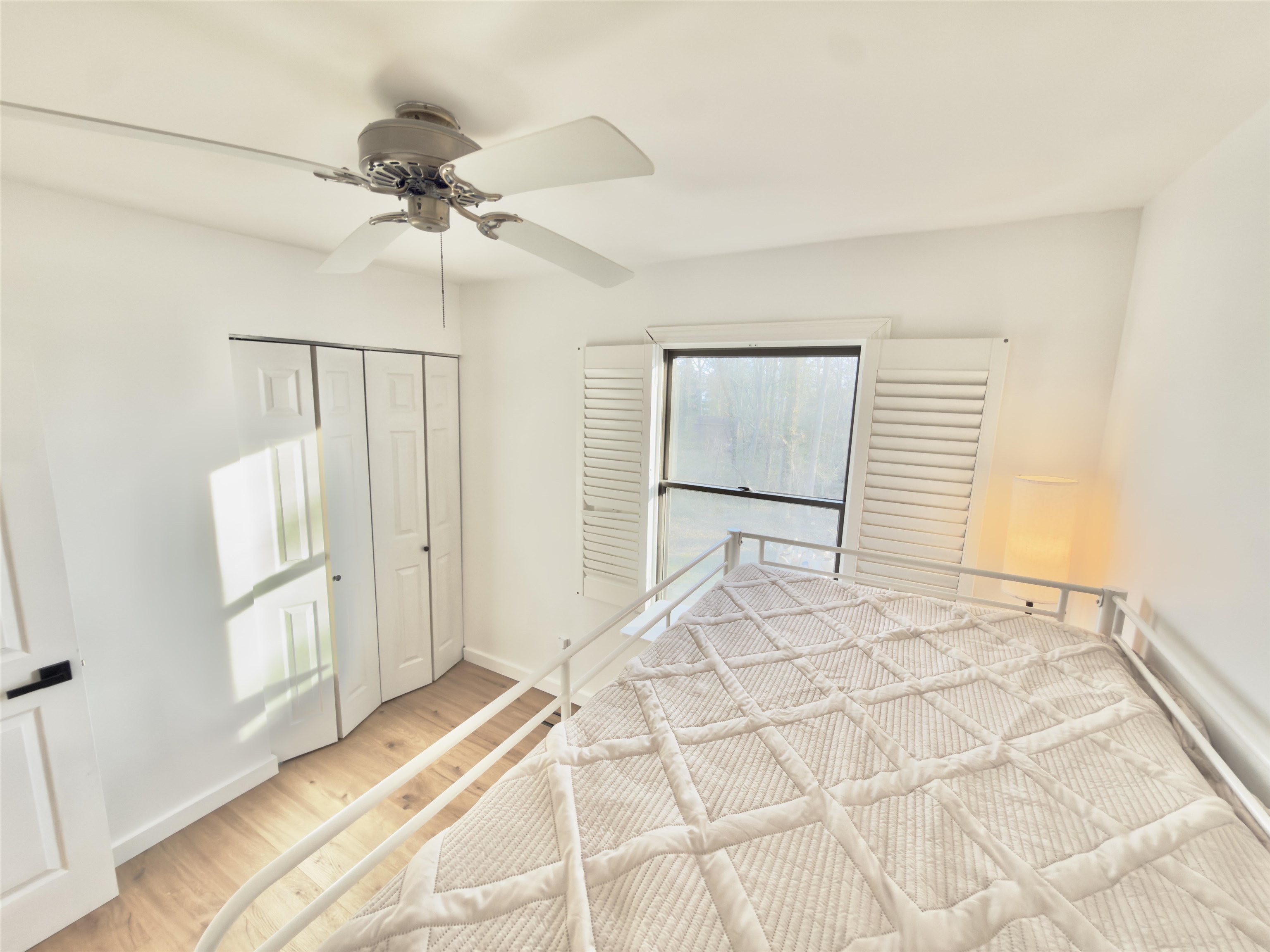510 Portsmouth Road Cape May, NJ 08204 - Photo 27 of 41 a bedroom with a large bed and a chandelier