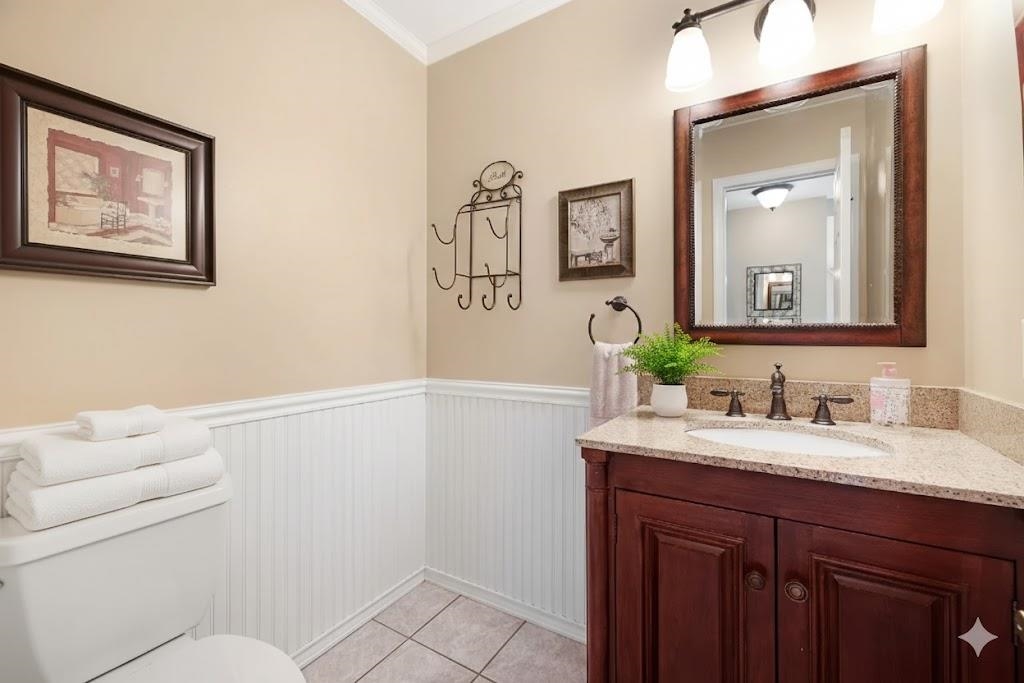 510 Portsmouth Road Cape May, NJ 08204 - Photo 8 of 41 a bathroom with a toilet sink and mirror