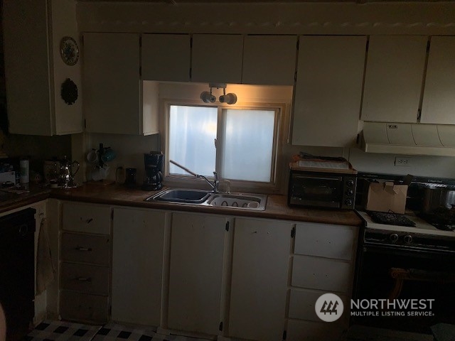 23708 Locust Way, Unit 45 Bothell, WA 98021 - Photo 11 of 13 a kitchen with granite countertop a stove and cabinets