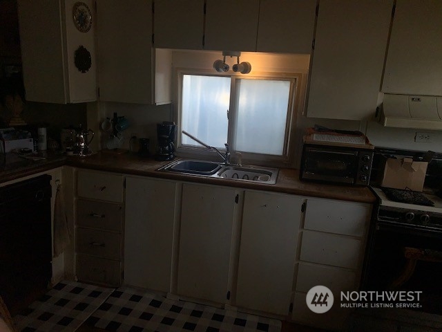 23708 Locust Way, Unit 45 Bothell, WA 98021 - Photo 12 of 13 a kitchen with granite countertop a stove and cabinets