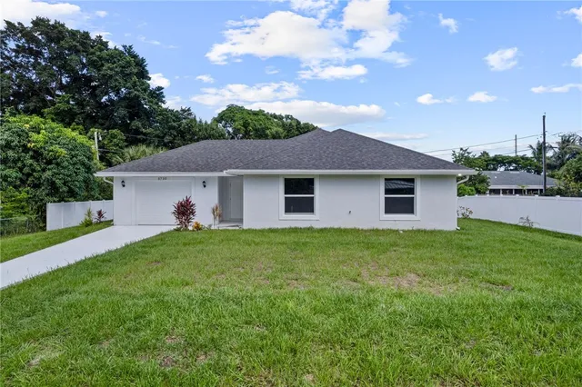 a view of a yard with a house