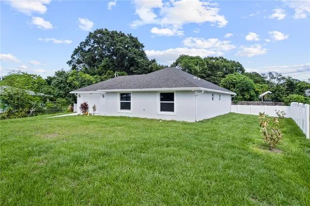 a view of a house with backyard and garden