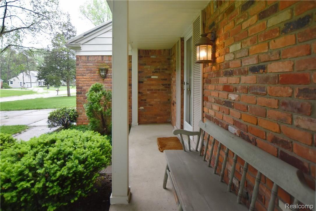 32635 Old Post Road Franklin, MI 48025 - Photo 2 of 34 Front Porch