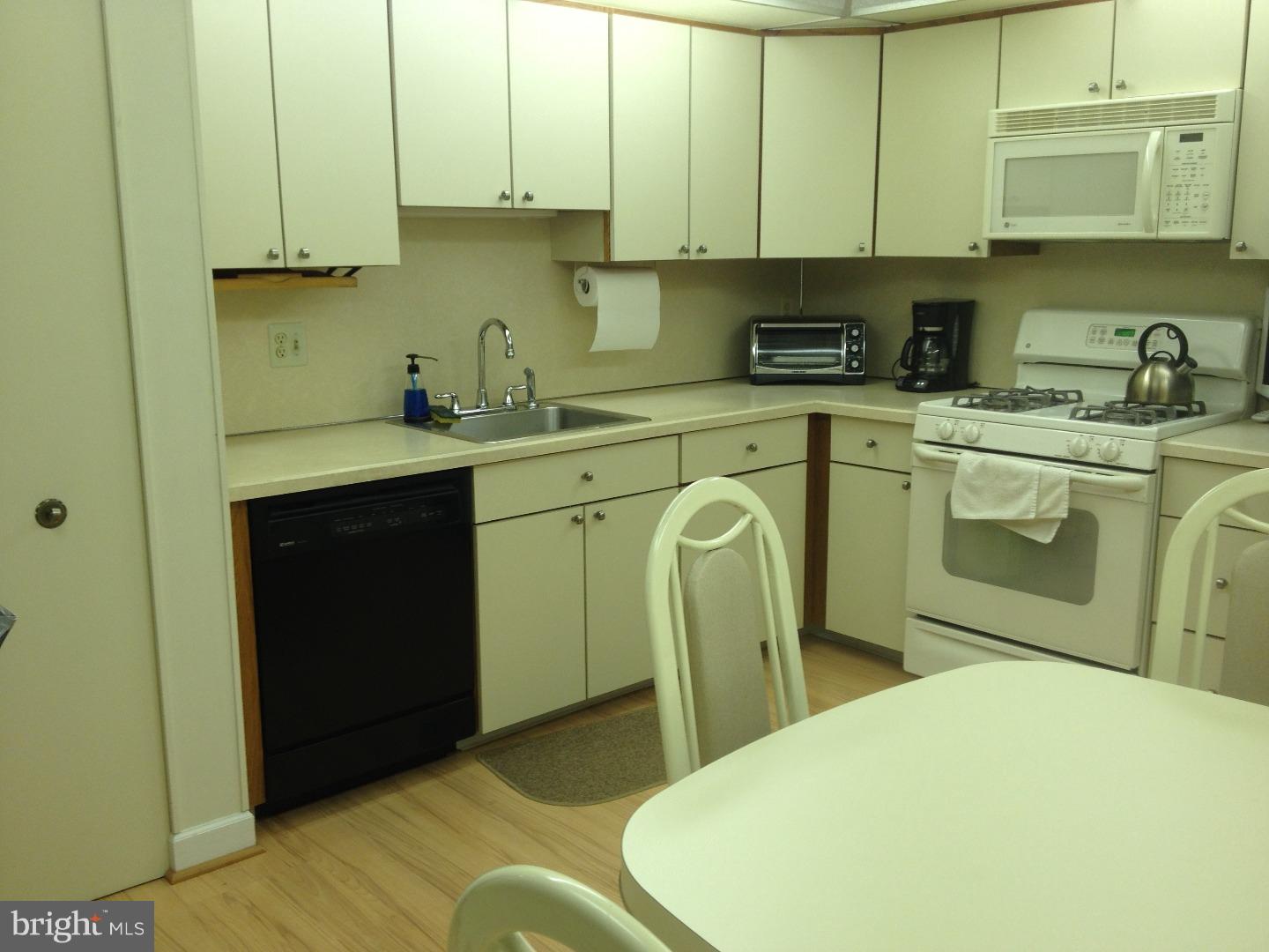 2101 Welsh Road, Unit 8 Philadelphia, PA 19115 - Photo 4 of 10 Kitchen