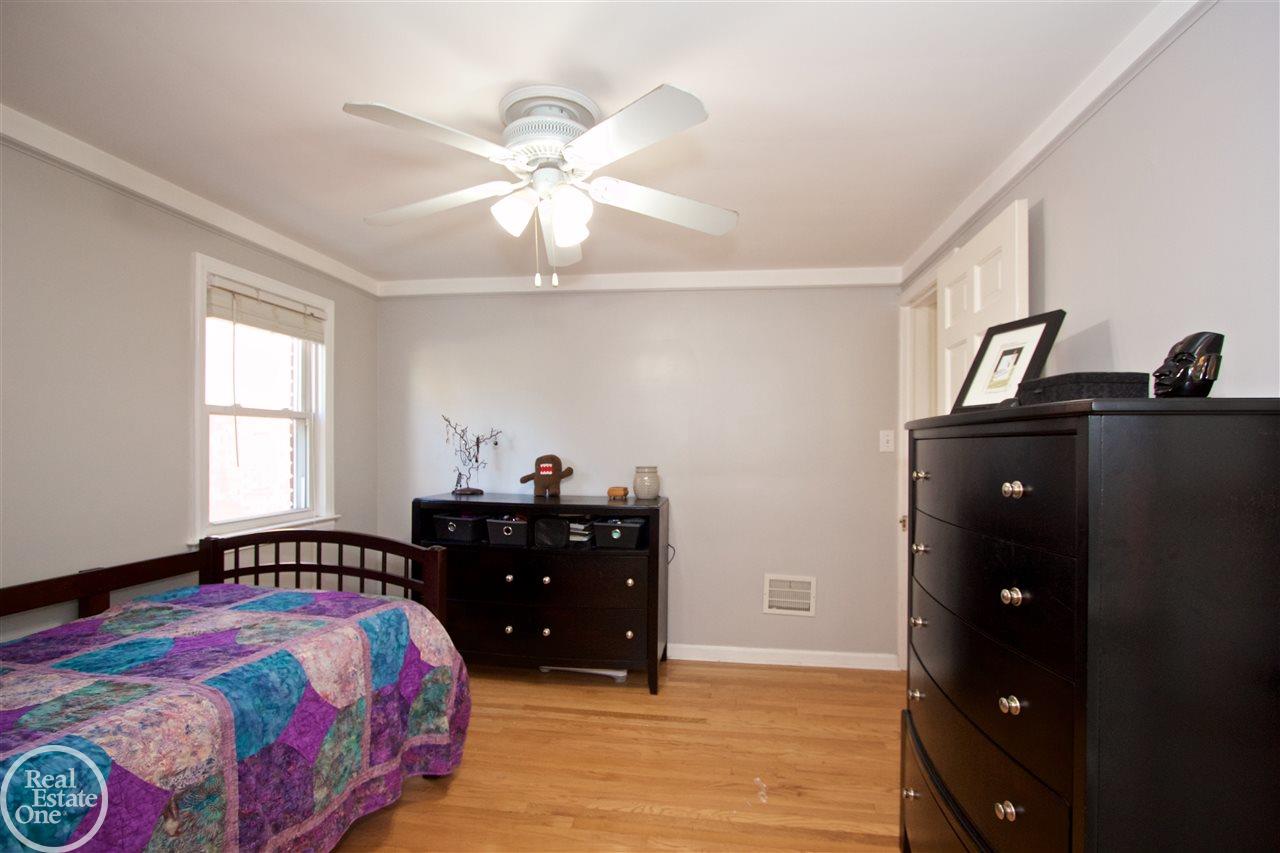 1760 Hampton Road Grosse Pointe, MI 48236 - Photo 40 of 51 31334768-39.JPG
