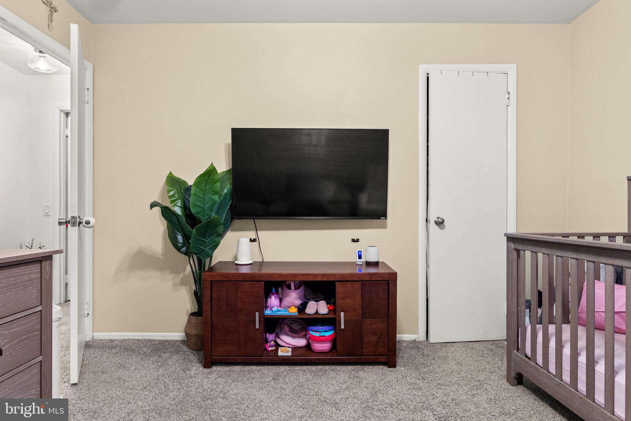 2201 Aspen Circle Springfield, PA 19064 - Photo 15 of 18 a living room with furniture and a flat screen tv