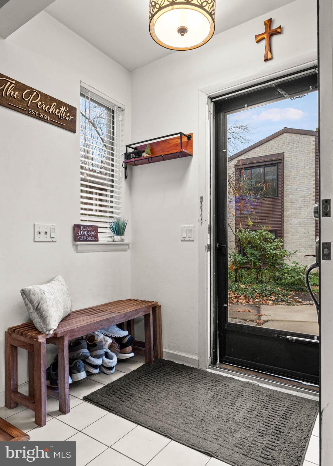 2201 Aspen Circle Springfield, PA 19064 - Photo 4 of 18 a living room with furniture and a window