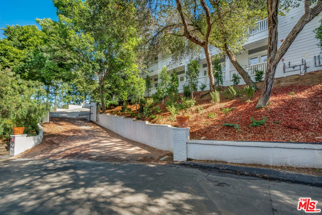 9669 Oak Pass Road Beverly Hills, CA 90210 - Photo 34 of 37 a view of a yard with wooden fence