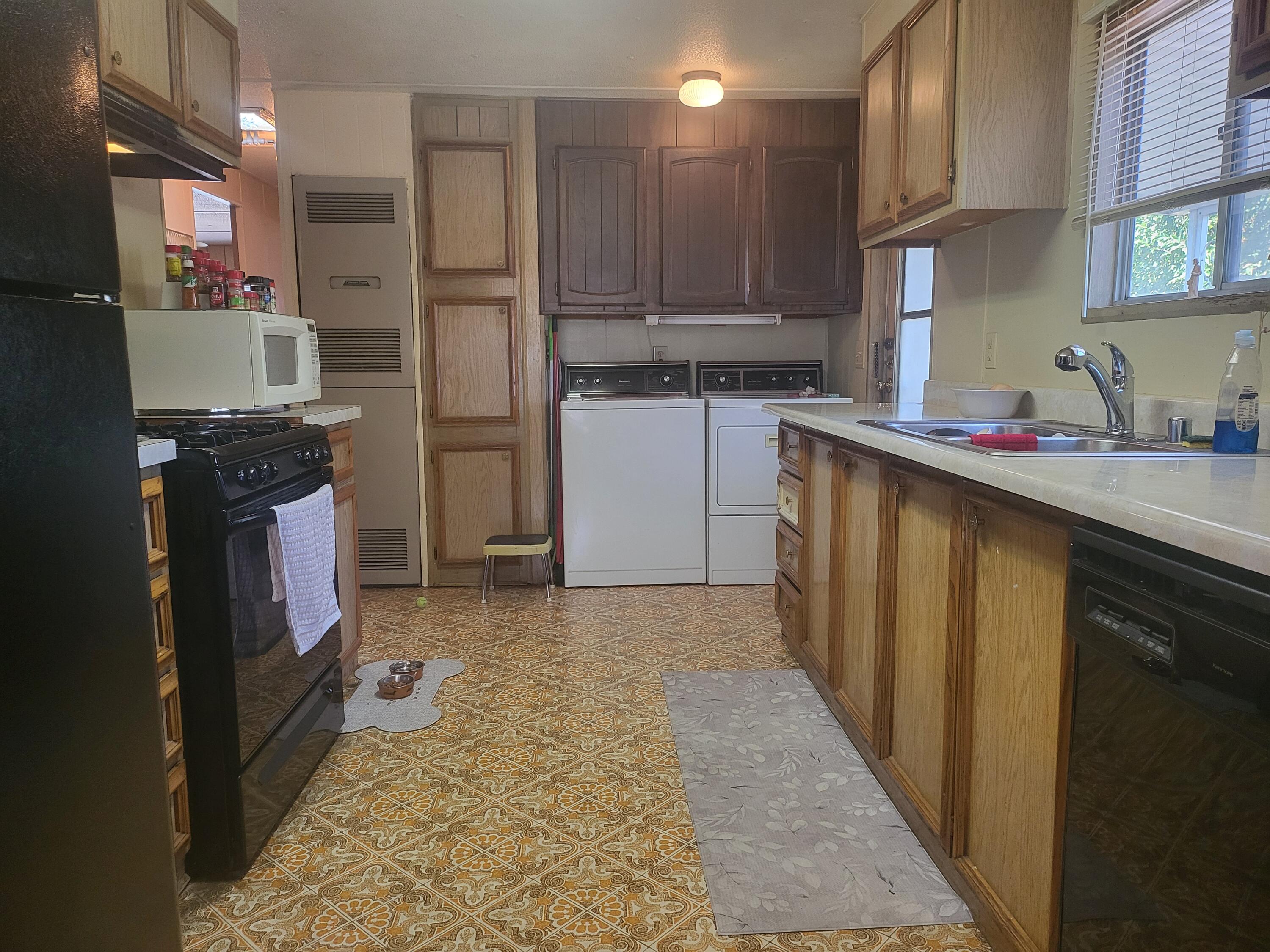 2385 Table Rock Road, Unit 46 Medford, OR 97501 - Photo 10 of 24 kitchen / laundry area