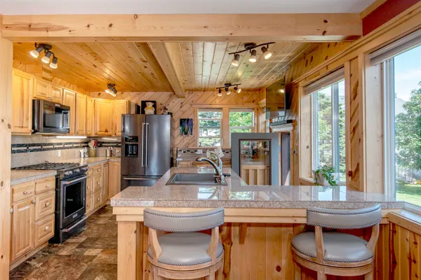 $474,900 | 206 Broadway Avenue, Grand Marais, MN 55604