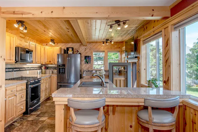 $474,900 | 206 Broadway Avenue, Grand Marais, MN 55604