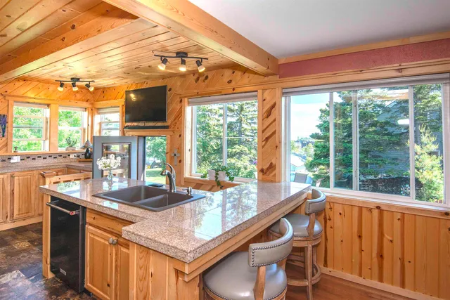 $474,900 | 206 Broadway Avenue, Grand Marais, MN 55604