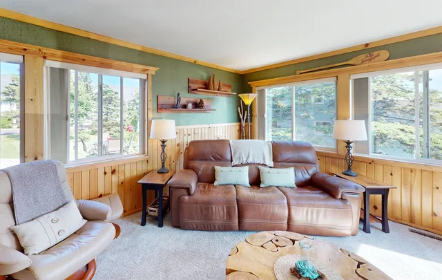 $474,900 | 206 Broadway Avenue, Grand Marais, MN 55604