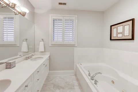 $825,000 | 714 West Melrose Street, Unit 2E, Chicago, IL 60657