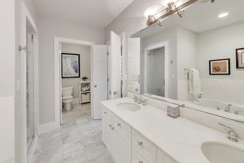 $825,000 | 714 West Melrose Street, Unit 2E, Chicago, IL 60657