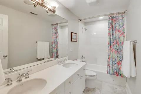 $825,000 | 714 West Melrose Street, Unit 2E, Chicago, IL 60657