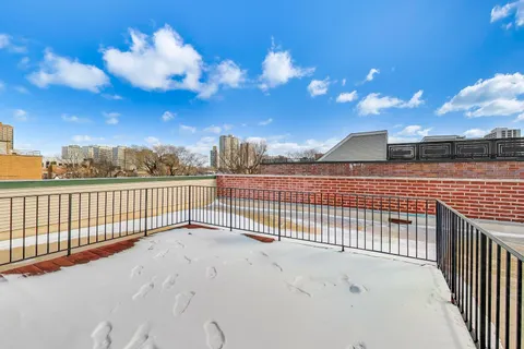 $825,000 | 714 West Melrose Street, Unit 2E, Chicago, IL 60657
