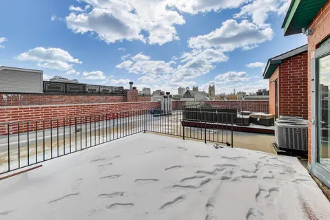 $825,000 | 714 West Melrose Street, Unit 2E, Chicago, IL 60657