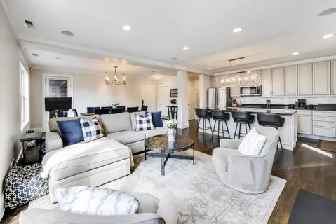 $825,000 | 714 West Melrose Street, Unit 2E, Chicago, IL 60657